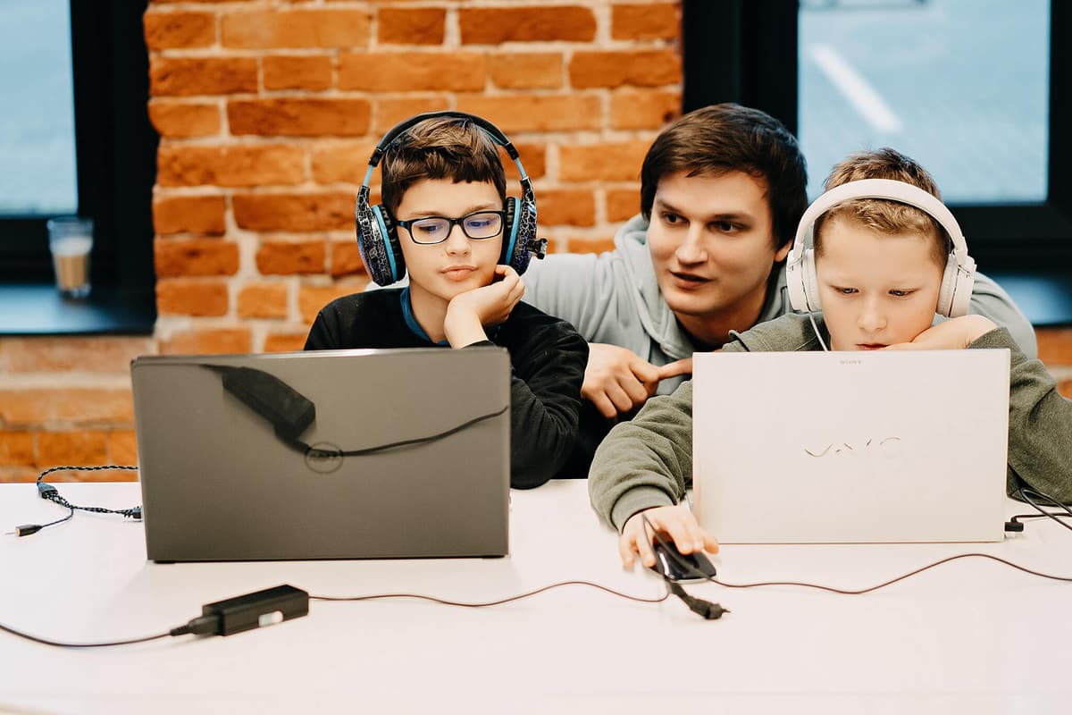 Devbridge Foundation - kids learning with laptops